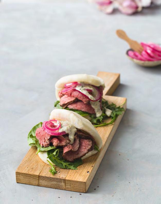 «Steambuns møter roastbiffsmørbrød» Steambuns med roastbiff, remulade, salat og syltet rødløk Roastbiff Roastbiff kan serveres både varm og kald.