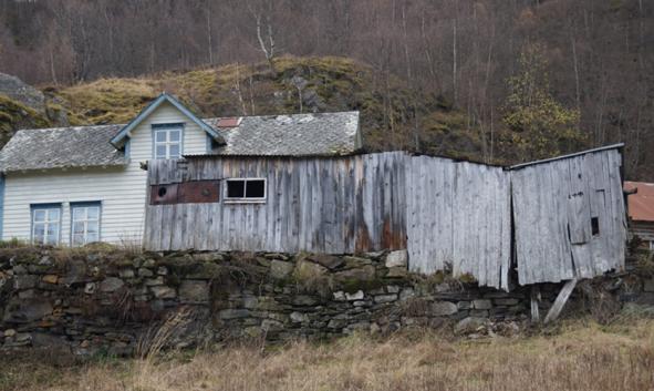 Eldhsu/vedhus frå nedsida. Foto frå rapport Ferdig uthus. Foto frå rapport Saman med rapporten vert det søkt om å få sette inn fleire og større vindauge enn det som var i bygget tidlegare.