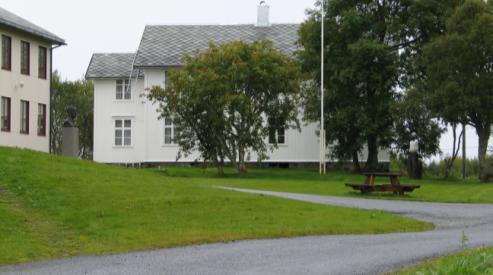 Gladstad skole ble bygd mot slutten av 1800-tallet etter at "gamleskolen" brant ned.