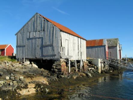 Fra handelsstedet Rørøy, brygge og butikk (1815-103-002,012).