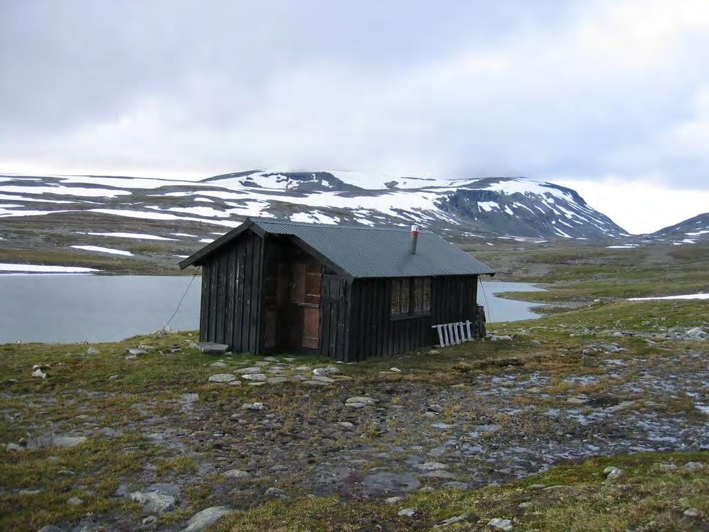 Ved Nedre Mølmsvatnet er det fire hytter / buer fra før, og tre av disse ligger forholdsvis nærme hverandre.