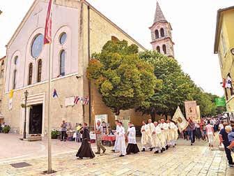 u marijansko svetište Gospe injske hodočastilo je 25 župa i 6 filijalnih zajednica sinjske župe (Glavice, Brnaze, Radošić, Lučane, Karakašica-uhač i itluk-jasensko).