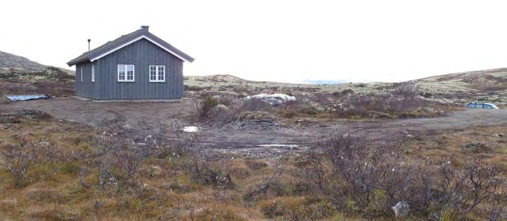 Bilde 8. Bilde 9. Statens naturoppsyn kontrollerte den nye hytta ved Råtåsjøen 06.11.2017. Det har blitt anlagt vei fram til hytta og parkeringsplass ved hytta.