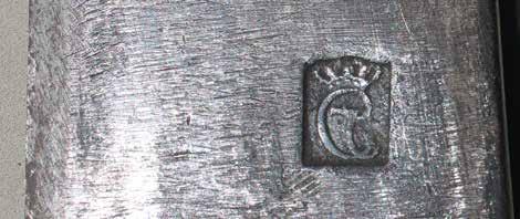 Fascinekniven har monogram C7 som referer til Christian VII, konge av Danmark-Norge i perioden 1766 1808.