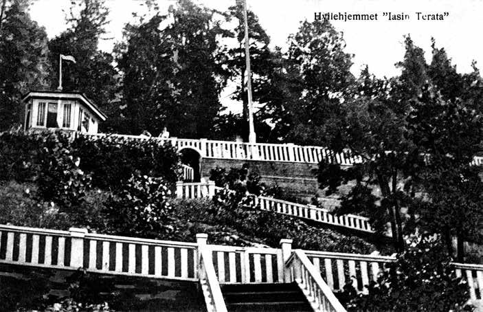 Postkort som viser trappene og lysthuset ved Iasin Terata på Svartskog. De tilreisende festdeltakerne kunne regne med et opphold på to dager på Iasin Terrata.