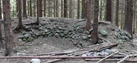 5) Tyske stall- og brakkeanlegg i Aschjemskogen I 1944 satte tyskerne krigsfanger til å bygge staller i Aschjemskogen. Stallbrakkene ble delvis gravd ned i terrenget slik at bare taket syntes.