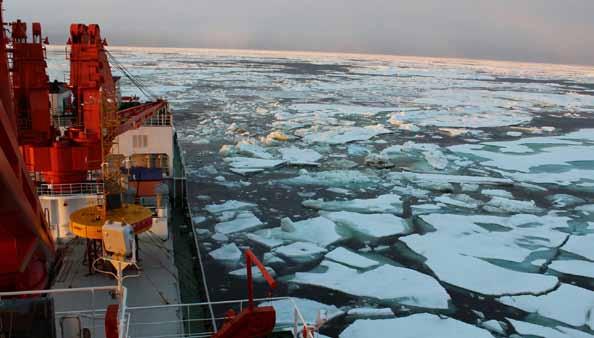 Det kinesiske forskningsskipet Xuelong/Snødragen seiler nordover etter å ha krysset polarsirkelen 21. juli 2012. Foto: NTB scanpix.