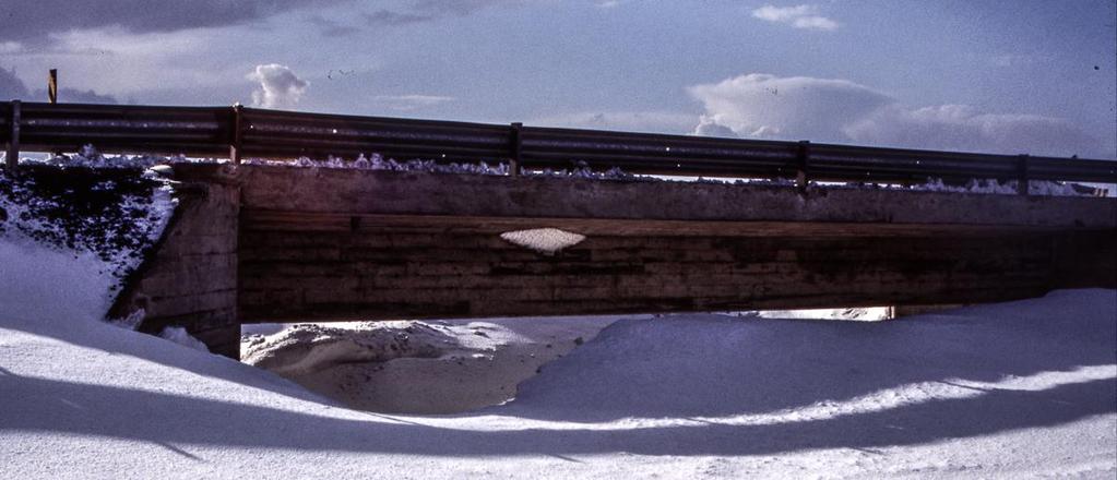 miste evnen til å transportere snø på nedsiden av broen, der det også vil avsettes snø. Slik tendens har blitt observert og vises på Figur 18 nedenfor.