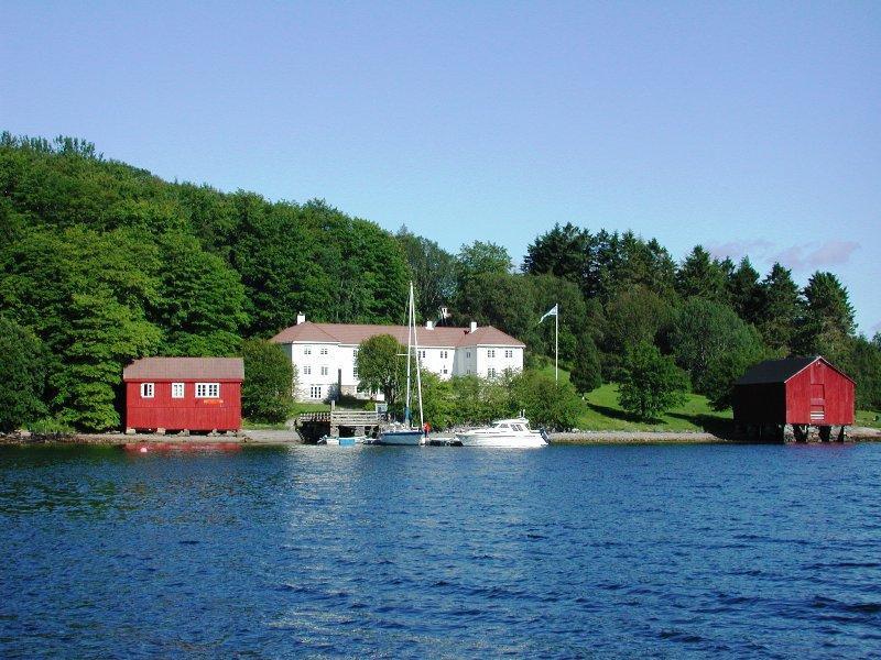 Magerøya huser et gammelt handelssted og øya er et statlig sikret friluftsområde. Hemne kommune er eier av bygningene på øya.