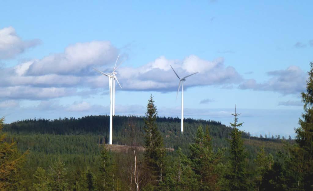 Mellom vindturbinene vil det være en ca. 5 5,5 m bred kjørevei og langs denne veien legges normalt kraftkablene som forbinder alle vindturbinene. Det er altså ikke luftledninger mellom vindturbinene.