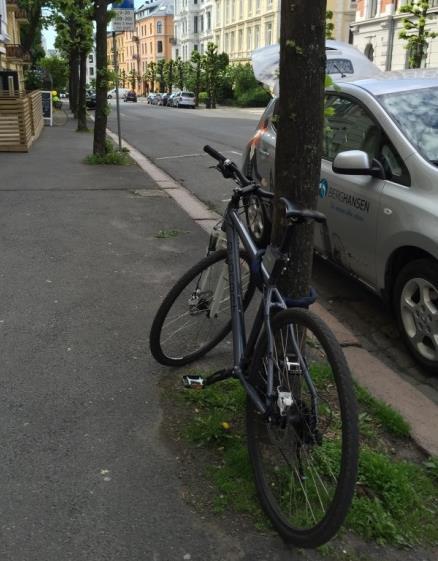 8 for trasé og holdeplasser): Trikk linje 12 (Kjelsås Majorstuen via Frognerveien) Trikk linje 19 (Ljabru Majorstuen via Briskebyveien og Riddervolds gate) Buss linje 21 (Aker Brygge Helsfyr via