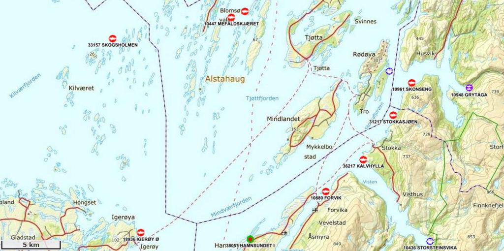 Figur 2: Oversiktskart med plasseringen av anlegget (rød firkant) i forhold til andre anlegg. Målestokk vises i venstre hjørne, kartkilde i 1: