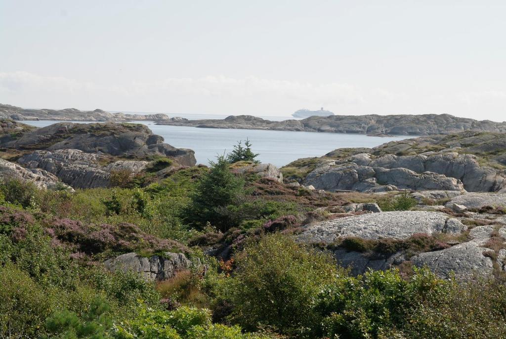 ORIENTERINGSSAK 3 Foto: Ole Morten Ertzeid Opsahl- Tatt fra rasteplass øst for Barlønnvika i retning Ytre- og Indre Lindøy.