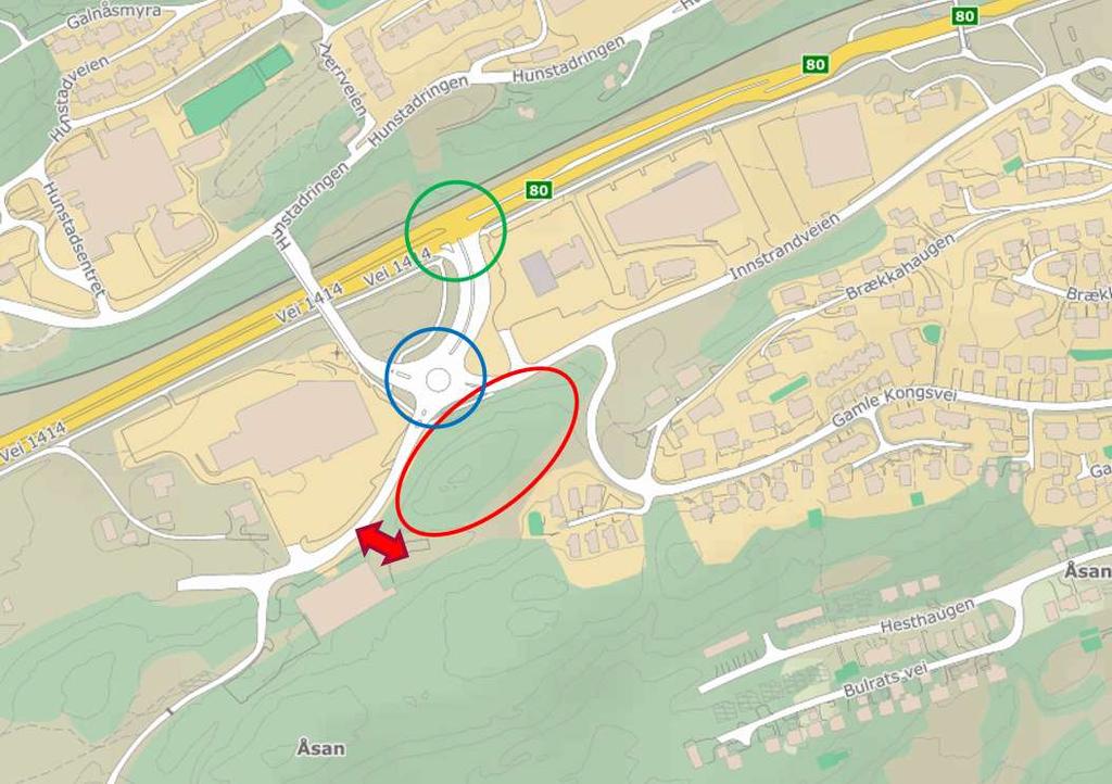 Planområdet er merket med rødt, og rød pil markerer adkomst. Rundkjøring Innstrandveien x Hunstadringen er merket med blått og Hunstadkrysset på Rv 80 med grønt (kartgrunnlag: finn.no).