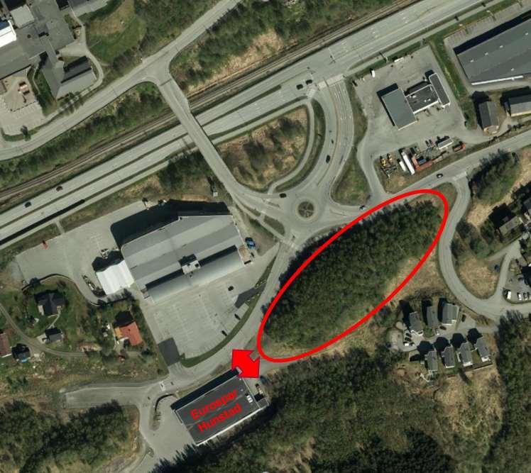 Figur 4 Planområdet og adkomst/kryss før ombygging av Hunstadkrysset der gang- og sykkelveien parallelt med Rv 80 nå går planskilt under sideveien (Grunnlag ortofoto: finn.no).
