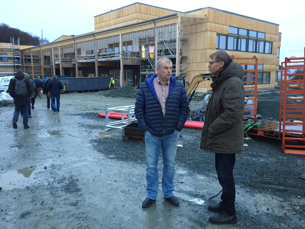 John Kjell Lien frå Fyresdal Kommune og Leif Arne Rasmussen, rådgjevar ny skole Hjartdal Kommune. Nye Lade skole i bakgrunn.