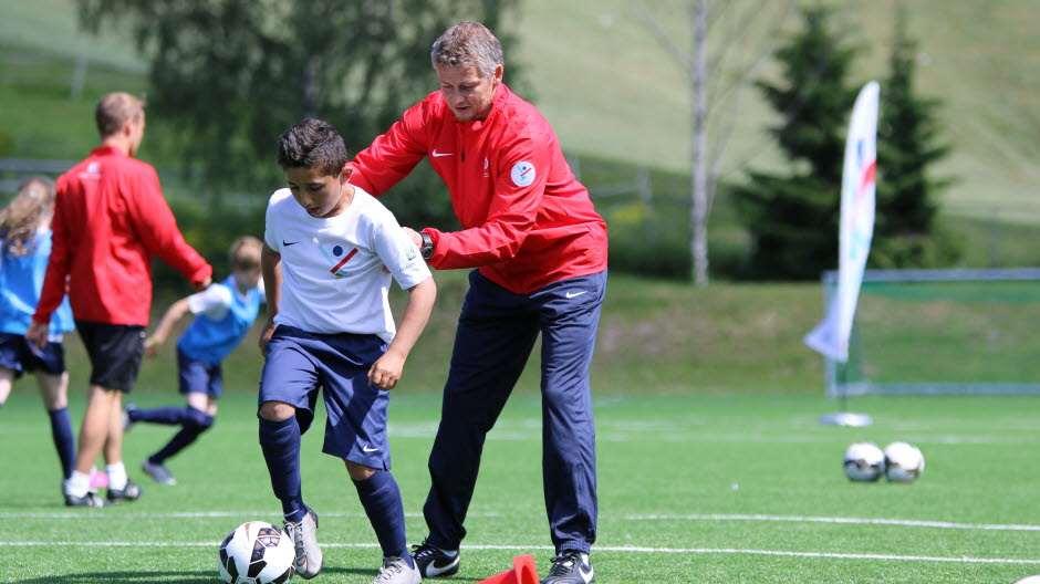 Grasrottreneren NFF N&R har som mål: Alle lag i barnefotballen skal minimum ha en trener med Grasrottrener 1 og 2 Alle lag i ungdomsfotballen skal minimum ha en trener med Grasrottrener 3 og 4