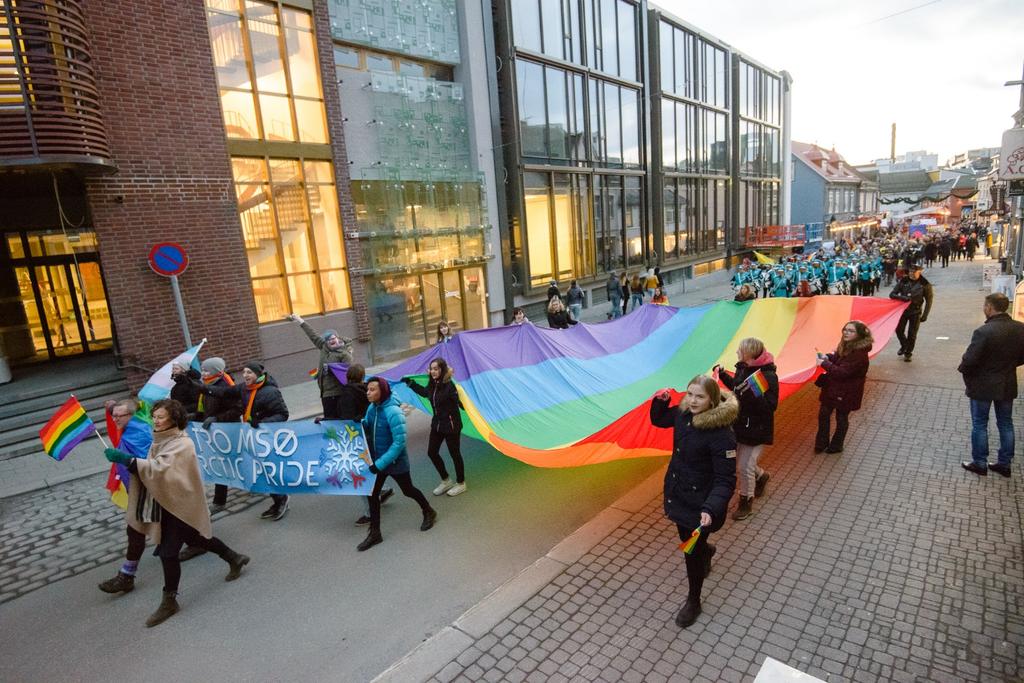 tillegg til et stort og entusiastisk publikum langs paraderuten gjennom sentrumsgatene.