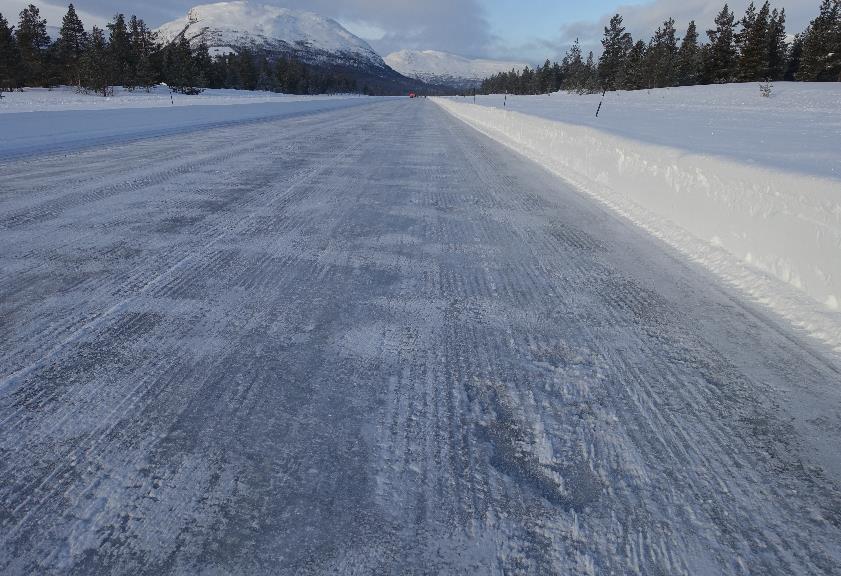 Føreforholdene på flystripen den 30. januar var hard snø-/issåle. Det samme kan sies å gjelde for feltene som ble lagt ut på Brekkelivegen den 31.