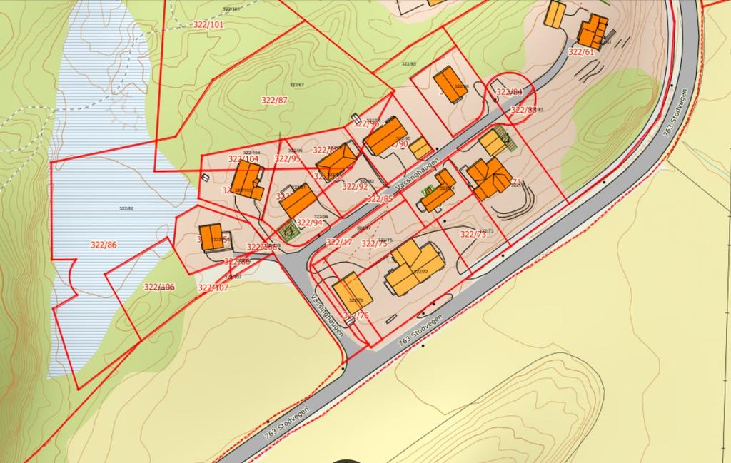 Planstatus og eieforhold: Figur 2: Utsnitt som viser lokasjon av planområdet (uthevet med svart striplet kantlinje) med tilhørende gårds- og bruksnummer på eiendommer.