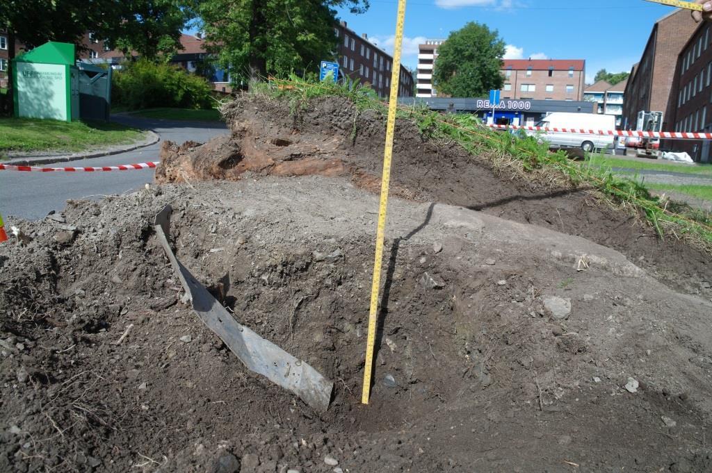 Det ble påtruffet moderne materiale under rensingen av profilet, men det var vanskelig å fastslå om disse stammet fra etableringen av veien eller om de var en del av haugen.