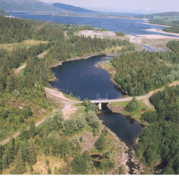 5.3.2 Dam Vekteren Vekteren er inntaks- og reguleringsmagasin for Røyrvikfoss kraftverk. Dammen er av massiv betong (begge landfester), lukepilarer med 2 stk.