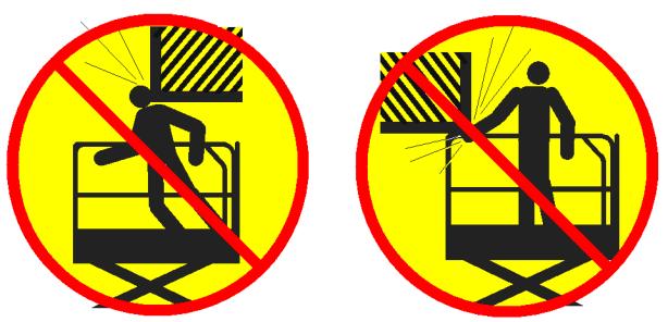 Vær oppmerksom på utvidet plattform stillingen (e) når du flytter maskinen. Kontroller arbeidsplassen for høye hindringer og andre mulige farer.