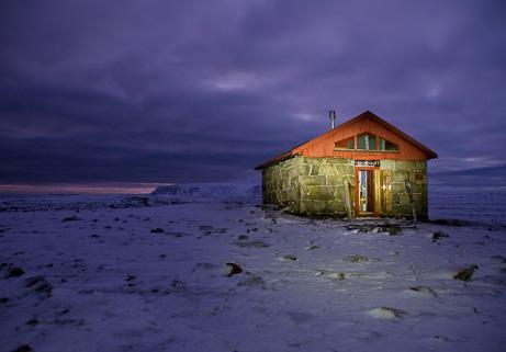 Bjørnøen AS eier all grunn og noen kulturhistoriske bygninger på Bjørnøya. Fakta om Bjørnøya Bjørnøya ligger i Barentshavet mellom Spitsbergen og fastlandet. Øya er ca.