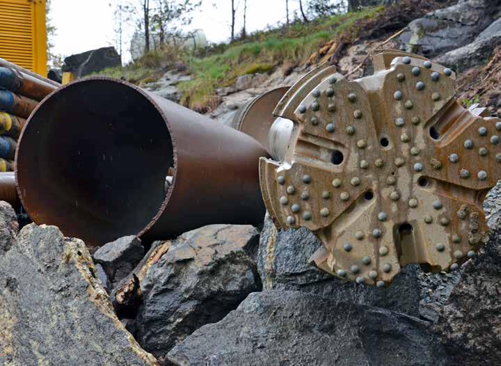 88 Hammerboring Varerør og borkrone. Startrøret og borekrone heises opp fra mottaksgrop. Lengder på startrør er ca. 2 3 meter.