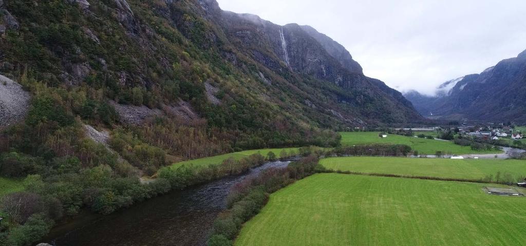 I Frafjorddalen ligger store kvartærgeologiske avsetninger, og mot dalsidene ser man rester etter de gamle strandlinjene.