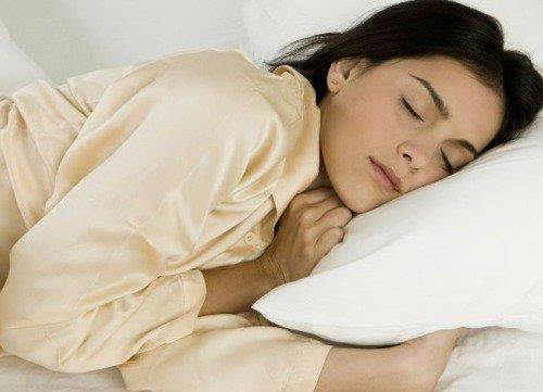 Bedre søvn Inntak av sukker kan sende ditt energinivå, men samtidig kan det også forstyrre søvnen din.