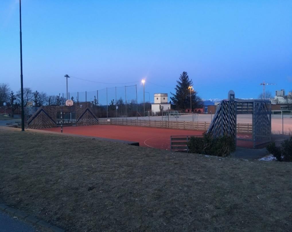 de har egne meninger. Det er likevel mulig å se noen fellestrekk i hvilke egenskaper de ønsker møteplassene skal ha. Fotballbanen ved Kvalaberg skole.