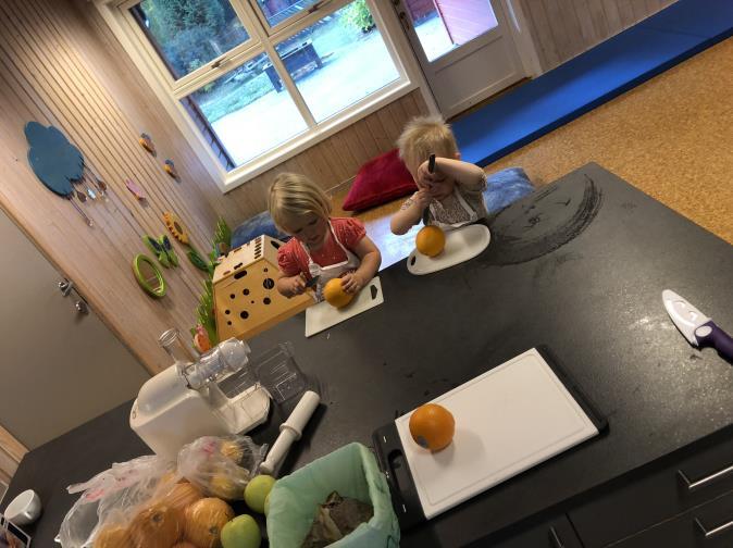 Elin og Ada var med å lage oransje juice av appelsiner.