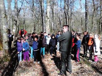 Zaposlenici šumarije Ivanec bili su u OŠ Breznički Hum u istoimenoj općini gdje su održali predavanja o šumi i pomogli učenicima u njihovu projektu Utjecaj otpada na šumsko zemljište.