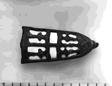 Det likner G. Gjessing: Norges Steinalder, fig. 129, men har bare svak antydning til en smalside. Øksa er litt skadd på en av bredsidene. Lengde 16,0 cm, st. bredde 6,5 cm.