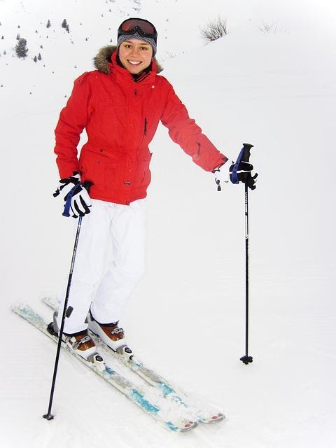 Ingrid liker ikke å ake Ingrid liker å stå på ski om vinteren. I går begynte det å snø. Hun ble kjempe glad. Hun tok på seg rød boblejakke, skibukser, skjerf, votter og lue.