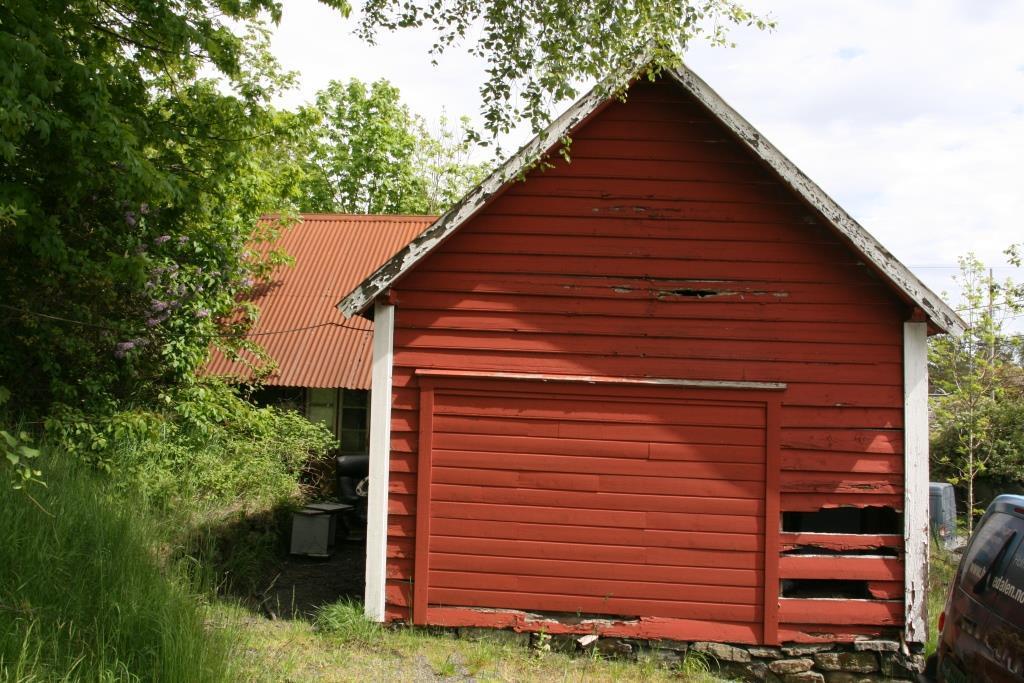 Uthuset inneholder et stort rom med loft på deler av arealet.