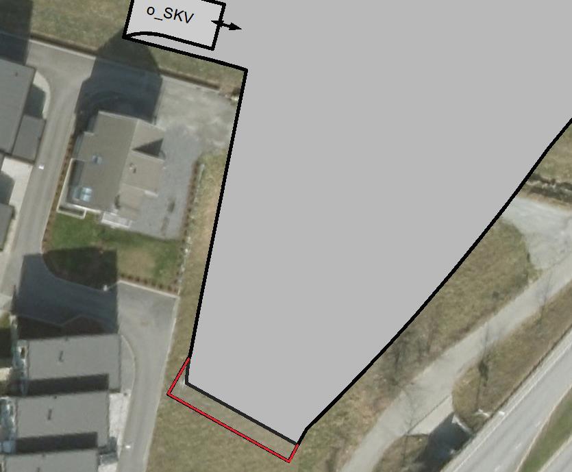 Det legges opp til at parkeringskjelleren utvides like langt sør som byggegrensen for boligblokken altså 2,4 meter.