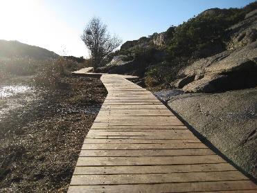 Vinter-klargjort kystled-hyttene. Nye trapper i Kollen, Skjærhalden.