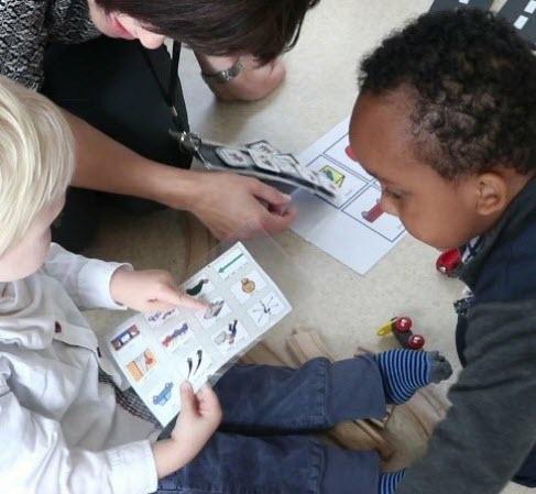 Bruk av samtaleplansje for å påvirke i leken Foto: Statped Vurder hvordan barnet bruker sansene sine og hva det mestrer motorisk.