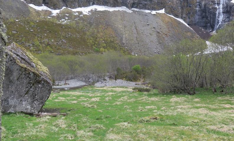 Foto: Bilde frå søknad frå beitelaget Det har vore gjennomført fleire synfaringar av skadane etter flaumen der både NVE, grunneigarar, takstmann frå naturskadefondet, lensmann i Vik og