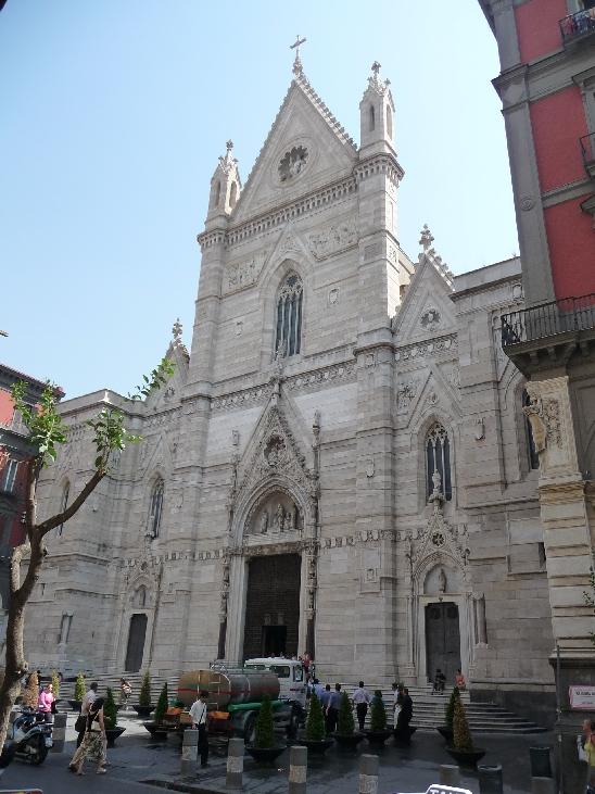Gennaro og er Napolis viktigste Gregorio Armeno og er kjent for sine julekrybber. Ved kirkebygg.