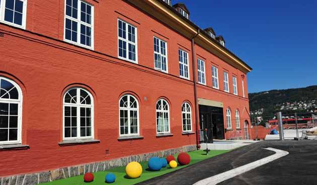 Ny-Krohnborg senter med ny rehabilitert skole og nybygg med kantine, idrettshall, kulturfasiliteter og bibliotek.