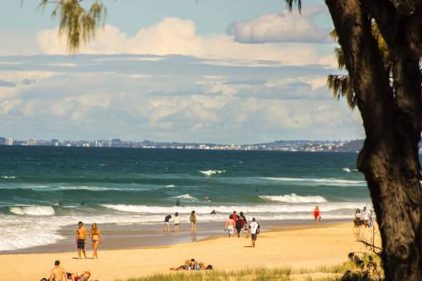 Surfers Paradise Skulle man trakte sjøvann og høye bølger, ligger Surfers Paradise og byen Gold Coast bare en time unna med tog.