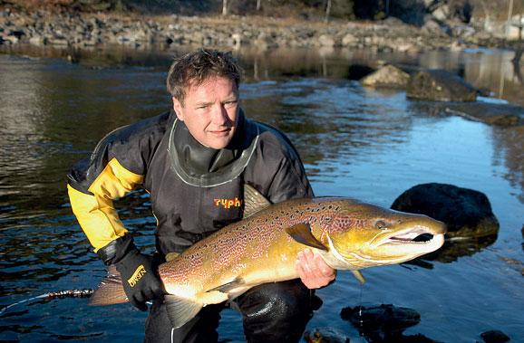 Figur 6. Tore Wiers med 13 kilos hannlaks fra stamfiske i Ekso. Foto: Sveinung Klyve Gytebestanden av laks har siden 1994 hatt et stort innslag av oppdrettsfisk.