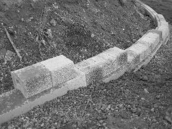 Høydeberegning fundament 1. Ferdig oppfylt grøft der fundamentet skal starte skal være min. 15 cm under bakkenivå. Dybde på grøft varierer etter størrelsen på muren som skal settes opp.