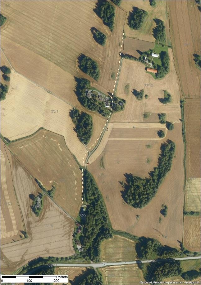 Foto 1: Flyfoto og kartutsnitt over registreringsområdet. Kabeltraséen er markert med stiplet linje.