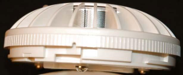 Dersom fjærstopperen fjernes ved hjelp av en avbiter eller lignende vil det medføre at detektorhodet blir låst ved montering.