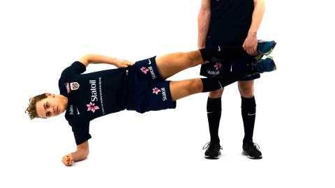 Stående rotasjon Hensikt: Bedre styrken i magen og ryggen Ha knærne ledd bøyd Hold hoftene stabile Gi partneren motstand i rotasjonen 7.