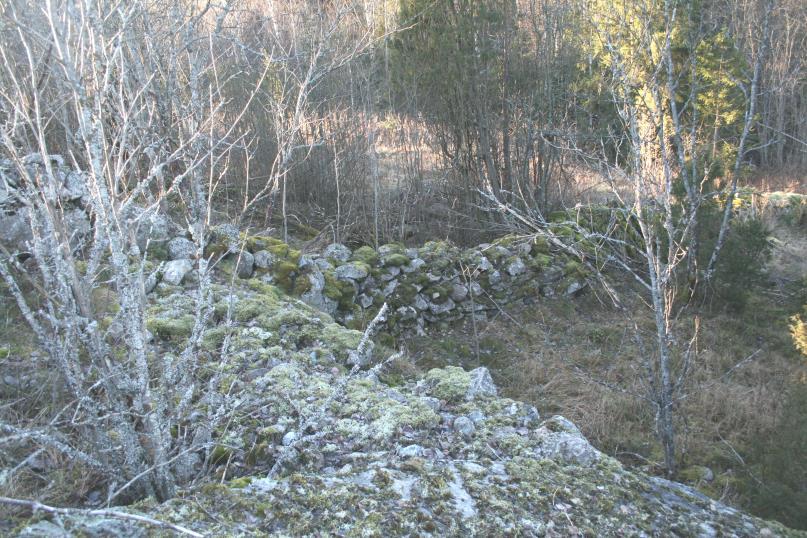 Foto 13: Steingjerde som er tydelig markert og avgrenset. Bilde er tatt mot sydøst.